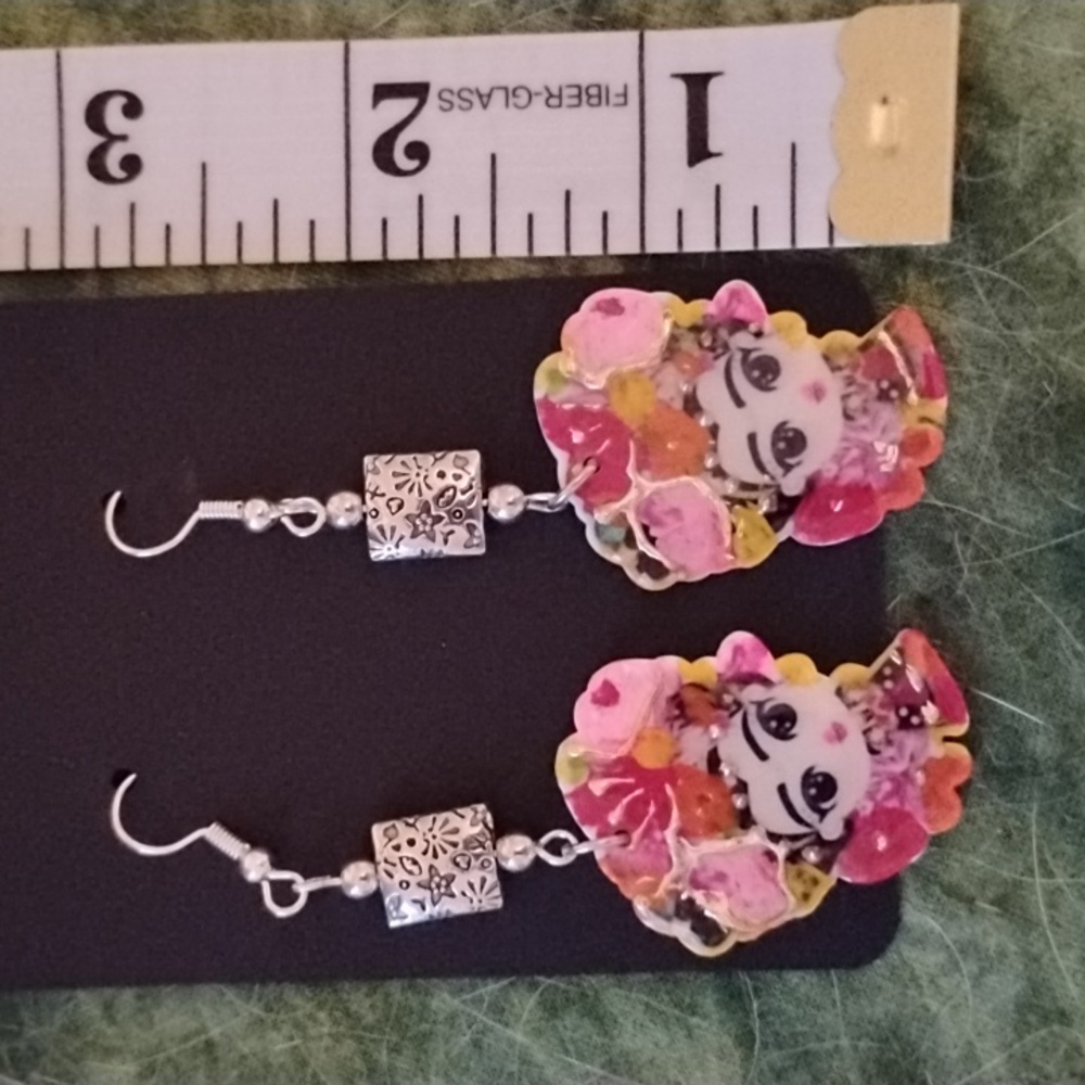 🎃🩷Hand Crafted Colorful Frida Kahlo Earrings🩷 - Picture 5 of 5